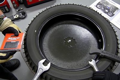 Réparation d'un pneu avec outils et accessoires.