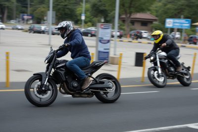 découvrez l'incident révoltant à saint-laurent-des-arbres, où un motard imprudent circule sans gants ni casque sur une moto volée, sans assurance ni permis. un appel à la sécurité routière et à la vigilance des citoyens.