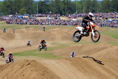 venez découvrir l'excitation du motocross à auterive ce week-end ! assistez à un événement régional palpitant au terrain des serrots, où des pilotes s'affronteront dans des courses spectaculaires. ne manquez pas cette journée pleine d'adrénaline et de sensations fortes !