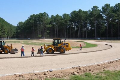 découvrez le parcours de moto-cross rénové à mesnil-en-ouche, prêt à accueillir le championnat régional ! une expérience unique entre paysages bucoliques et performances sportives, pour les passionnés de vitesse et d'adrénaline.