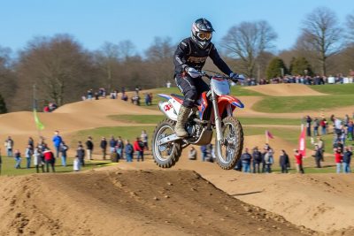 découvrez le triomphe de vincent corre lors du moto-cross de plounérin, où il a brillé durant le trophée club élite moto. revivez les moments forts de cette compétition palpitante et le parcours exceptionnel du champion.