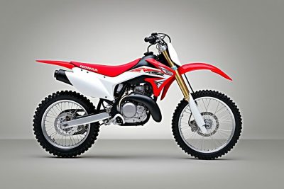 découvrez la honda crf250 2016 à travers notre essai captivant qui allie performance moderne et touches rétro. plongez dans l'univers de cette moto emblématique et explorez ses caractéristiques uniques qui rendent hommage à son héritage tout en offrant une expérience de conduite exceptionnelle.
