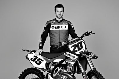 découvrez l’émouvant départ de jago geerts, qui quitte yamaha après huit saisons marquées par 24 victoires en grand prix de motocross. retour sur une collaboration exceptionnelle et la fin d’une ère pour le champion belge.