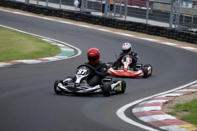 découvrez la nouvelle piste indoor proche du circuit et profitez du plaisir de la conduite en toute sécurité, quelles que soient les conditions météo.