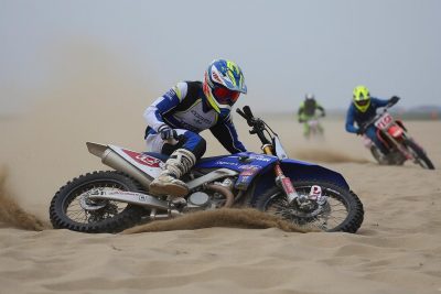 découvrez le dramatique accident d'un pilote normand lors du championnat de france des sables à grayan, un événement marquant pour la compétition de moto sur sable.