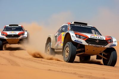 découvrez le triomphe de gallas lors de l'africa eco race et le duel intense où paulin s'incline, revivez les moments forts de cette compétition mythique.